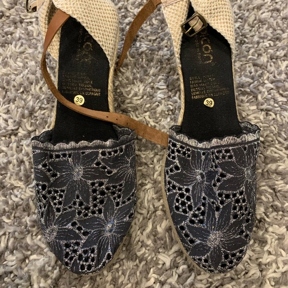 Sandals - Picture 2 of 2